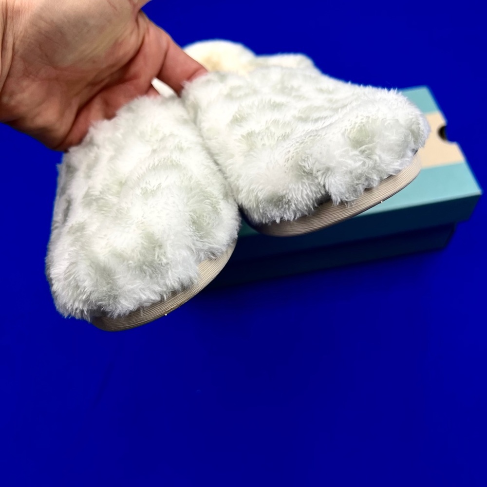 🚫🚫SOLD!🚫🚫NIB/NWT🤩 |•TOMS•| Alpargata White Snow Leopard Fleece/Faux Fur 8.5 - Picture 5 of 11